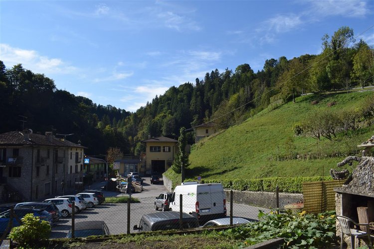 Serina vicinanze, casa d’epoca indipendente con godibilissima area pertinenziale Serina