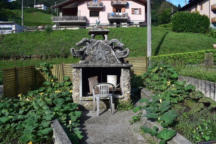 Serina vicinanze, casa d’epoca indipendente con godibilissima area pertinenziale Serina