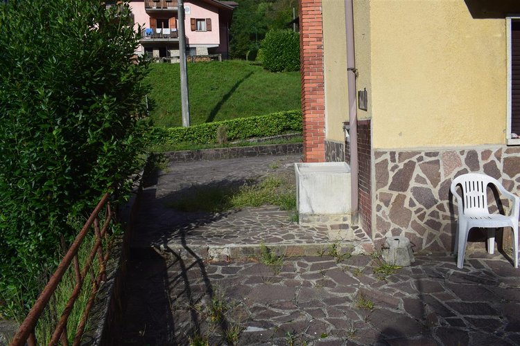 Serina vicinanze, casa d’epoca indipendente con godibilissima area pertinenziale