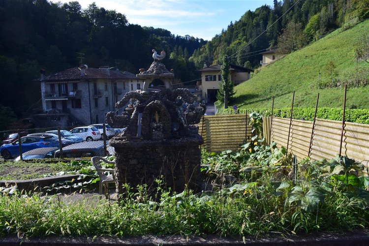 Serina vicinanze, casa d’epoca indipendente con godibilissima area pertinenziale Serina