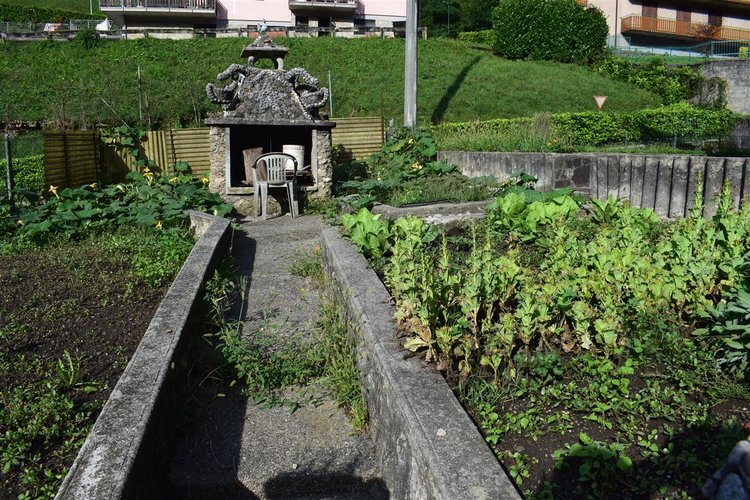 Serina vicinanze, casa d’epoca indipendente con godibilissima area pertinenziale Serina
