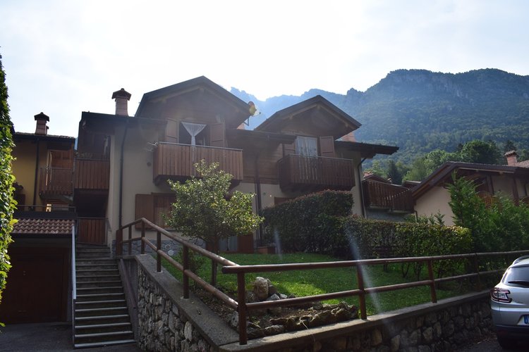 Serina a pochi passi dal centro elegante trilocale con balconate e giardino Serina