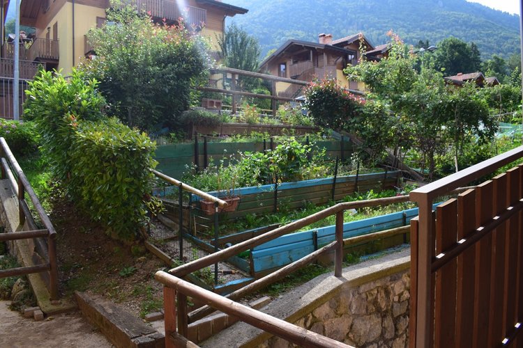 Serina a pochi passi dal centro elegante trilocale con balconate e giardino Serina