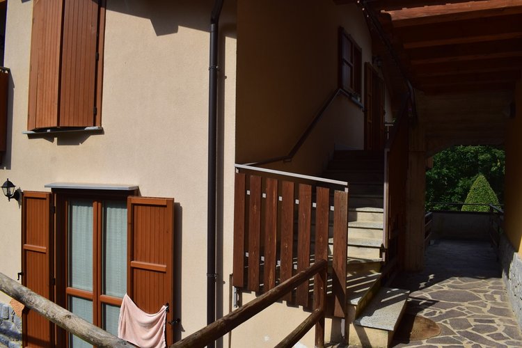 Serina a pochi passi dal centro elegante trilocale con balconate e giardino Serina