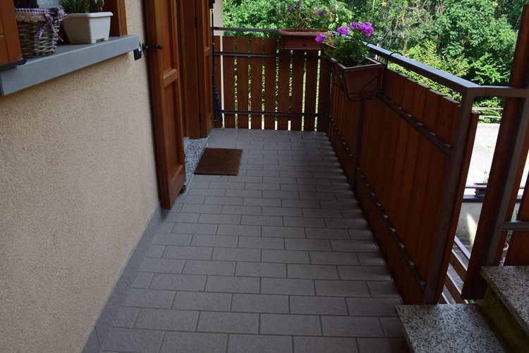 Serina a pochi passi dal centro elegante trilocale con balconate e giardino Serina