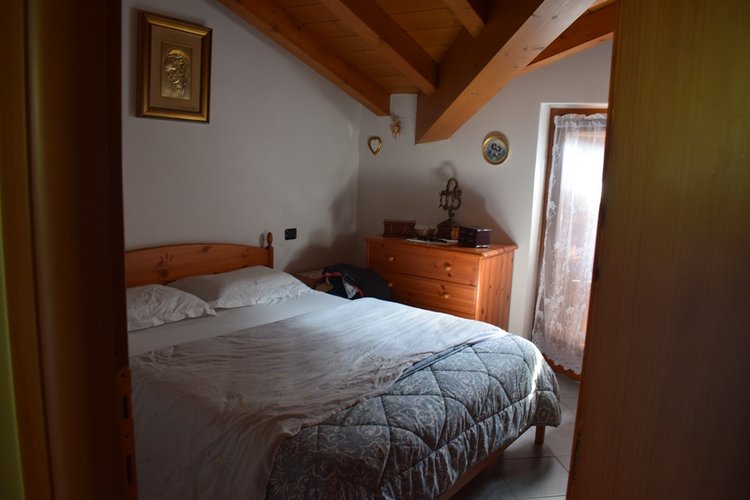 Serina a pochi passi dal centro elegante trilocale con balconate e giardino Serina