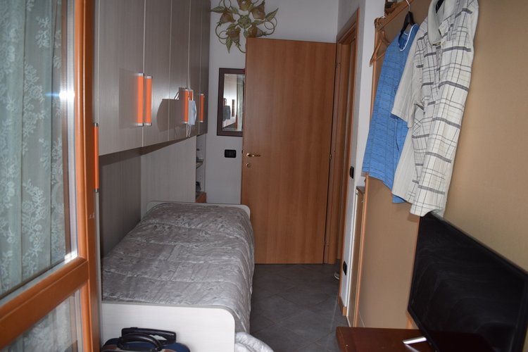 Serina a pochi passi dal centro elegante trilocale con balconate e giardino Serina