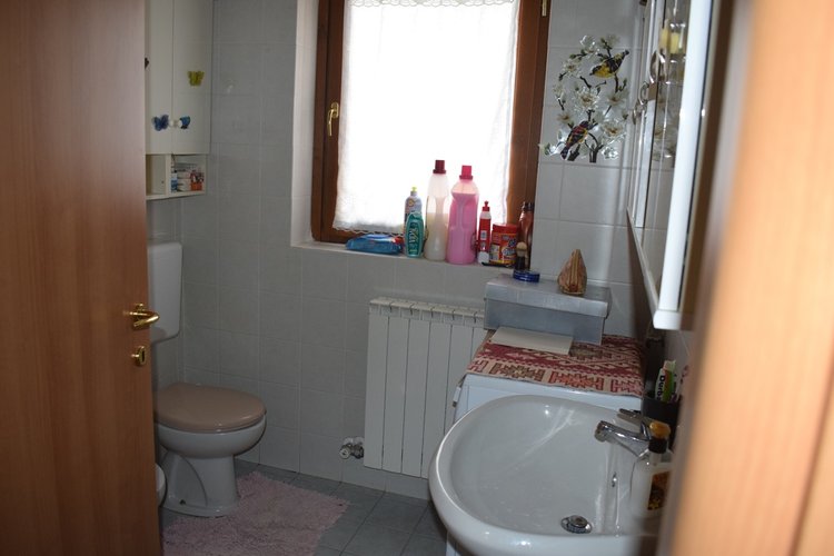 Serina a pochi passi dal centro elegante trilocale con balconate e giardino Serina