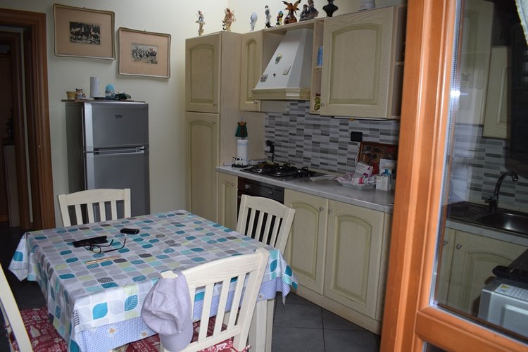 Serina a pochi passi dal centro elegante trilocale con balconate e giardino Serina