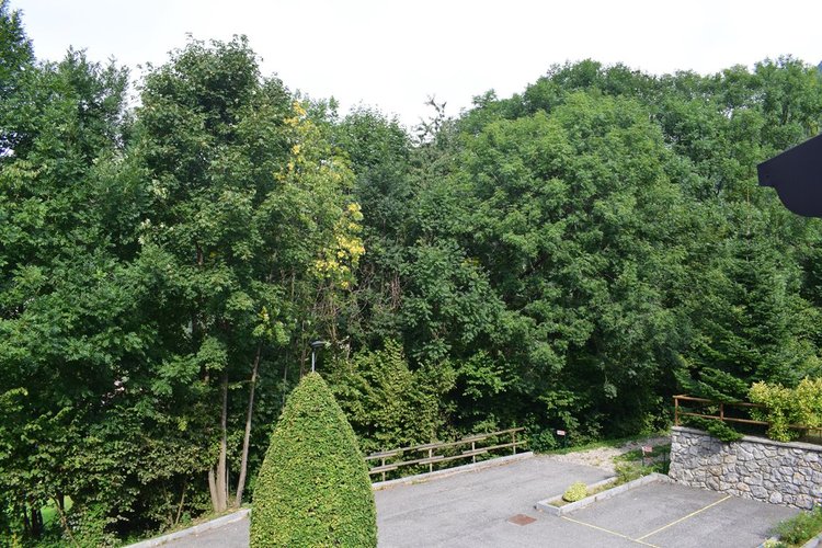 Serina a pochi passi dal centro elegante trilocale con balconate e giardino Serina