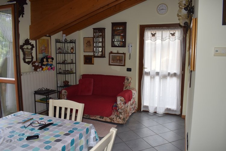 Serina a pochi passi dal centro elegante trilocale con balconate e giardino Serina