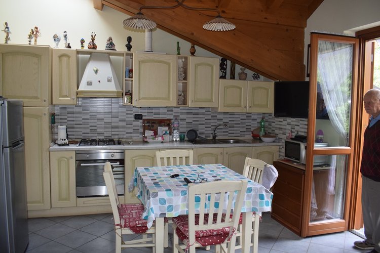 Serina a pochi passi dal centro elegante trilocale con balconate e giardino Serina