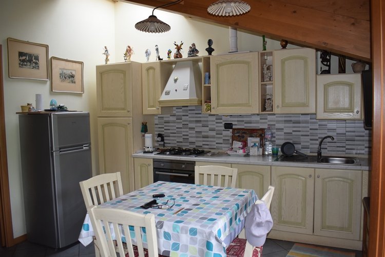 Serina a pochi passi dal centro elegante trilocale con balconate e giardino Serina