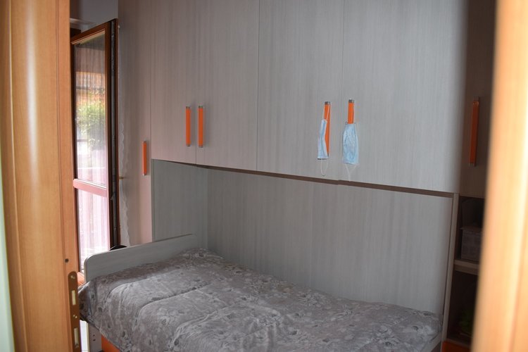 Serina a pochi passi dal centro elegante trilocale con balconate e giardino Serina