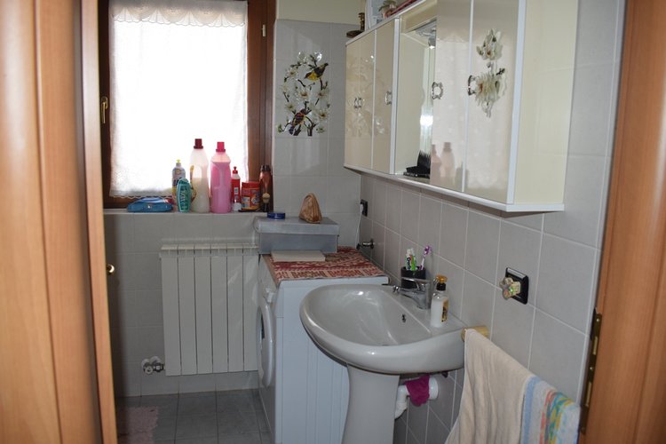 Serina a pochi passi dal centro elegante trilocale con balconate e giardino Serina