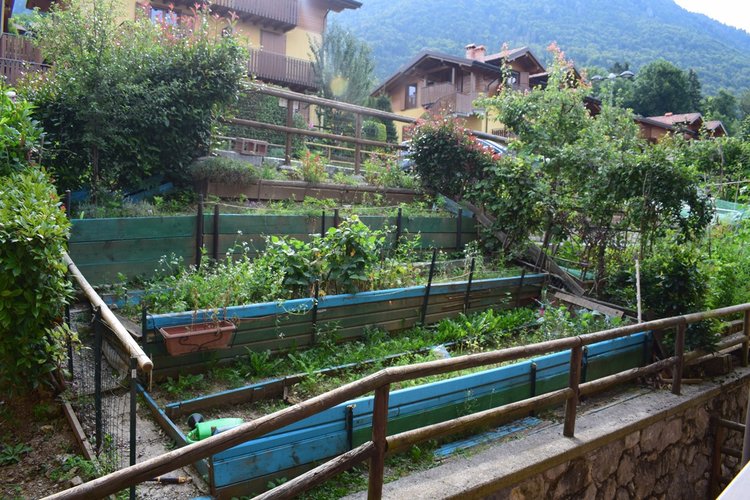 Serina a pochi passi dal centro elegante trilocale con balconate e giardino Serina
