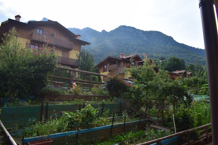 Serina a pochi passi dal centro elegante trilocale con balconate e giardino Serina