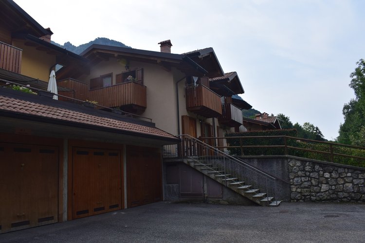 Serina a pochi passi dal centro elegante trilocale con balconate e giardino Serina