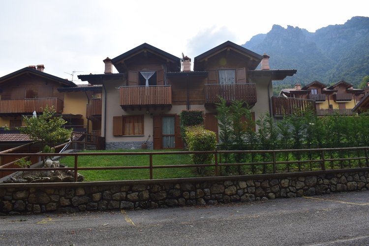 Serina a pochi passi dal centro elegante trilocale con balconate e giardino Serina