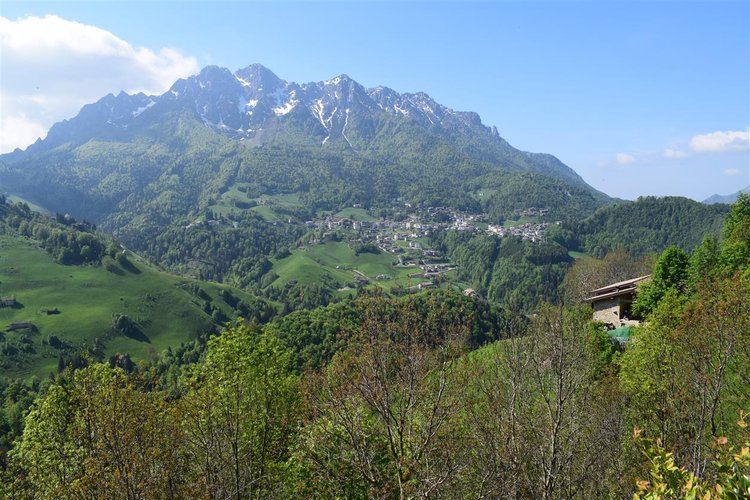 Oltre il Colle, immerso nel verde, porzione di rustico servito da tutto Oltre il Colle