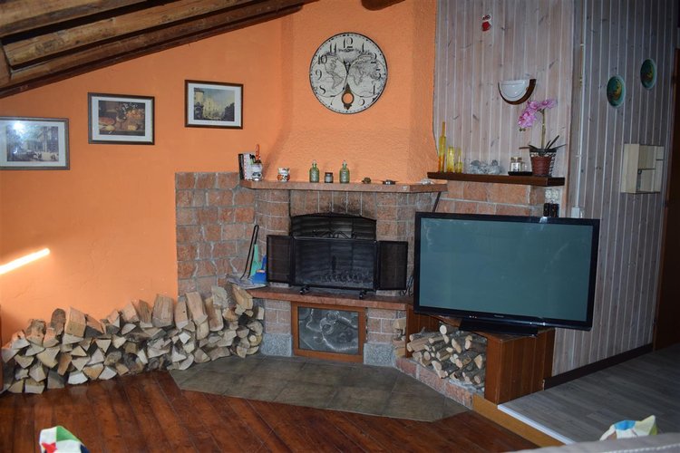 Serina, zona centro, incredibile favoloso appartamento mansardato con camino Serina