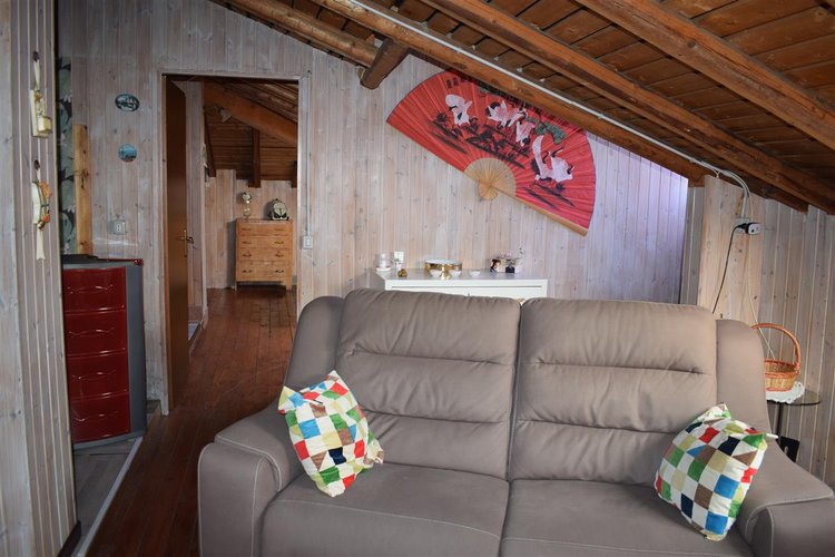 Serina, zona centro, incredibile favoloso appartamento mansardato con camino Serina