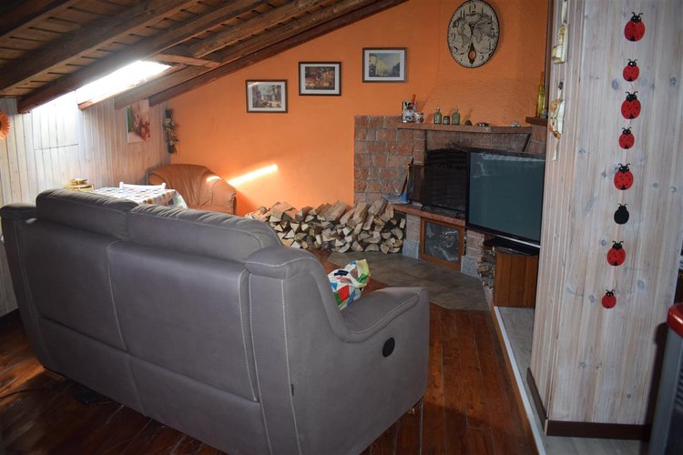 Serina, zona centro, incredibile favoloso appartamento mansardato con camino Serina