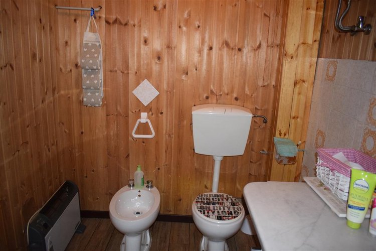 Serina, zona centro, incredibile favoloso appartamento mansardato con camino Serina