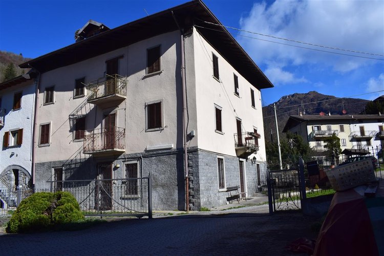 Serina, zona centro, incredibile favoloso appartamento mansardato con camino Serina