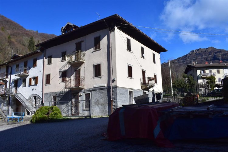 Serina, zona centro, incredibile favoloso appartamento mansardato con camino