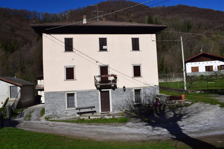 Serina, zona centro, incredibile favoloso appartamento mansardato con camino Serina