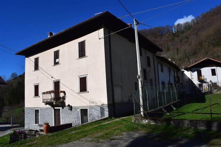 Serina, zona centro, incredibile favoloso appartamento mansardato con camino Serina