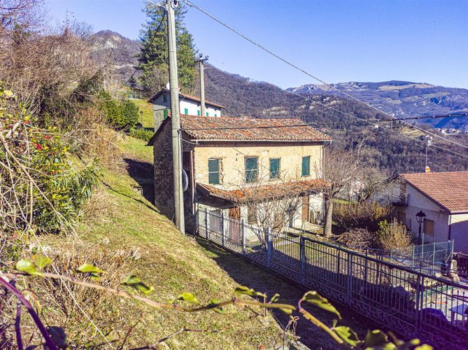 Sant’Omobono Terme in stupendo borghetto rustico in pietra con giardino Sant'Omobono Terme