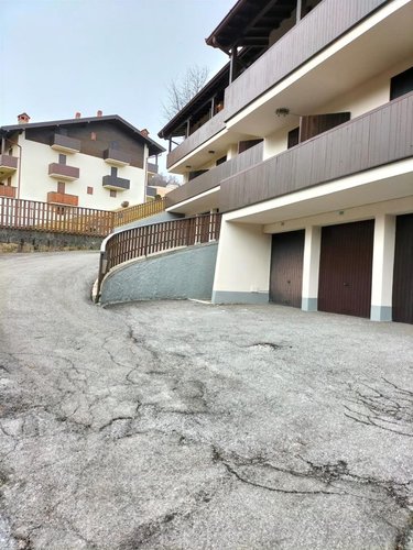 Oltre il Colle, vista panoramica, luminosissimo trilocale con camino e box auto Oltre il Colle