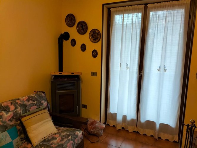 Oltre il Colle, vista panoramica, luminosissimo trilocale con camino e box auto Oltre il Colle