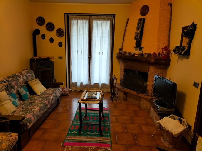 Oltre il Colle, vista panoramica, luminosissimo trilocale con camino e box auto Oltre il Colle