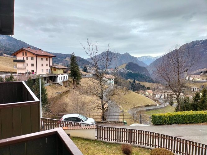 Oltre il Colle, vista panoramica, luminosissimo trilocale con camino e box auto Oltre il Colle