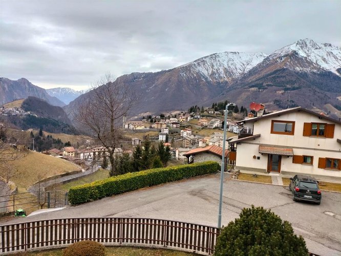 Oltre il Colle, vista panoramica, luminosissimo trilocale con camino e box auto Oltre il Colle