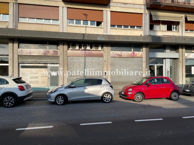 VENDESI NEGOZIO CON TRE VETRINE FRONTE STRADA E VARCO PER AUTO