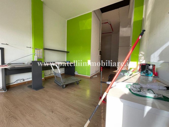 VENDESI NEGOZIO CON TRE VETRINE FRONTE STRADA E VARCO PER AUTO Bergamo