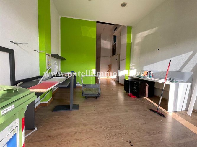 VENDESI NEGOZIO CON TRE VETRINE FRONTE STRADA E VARCO PER AUTO Bergamo