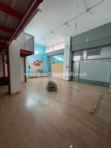 VENDESI NEGOZIO CON TRE VETRINE FRONTE STRADA E VARCO PER AUTO Bergamo