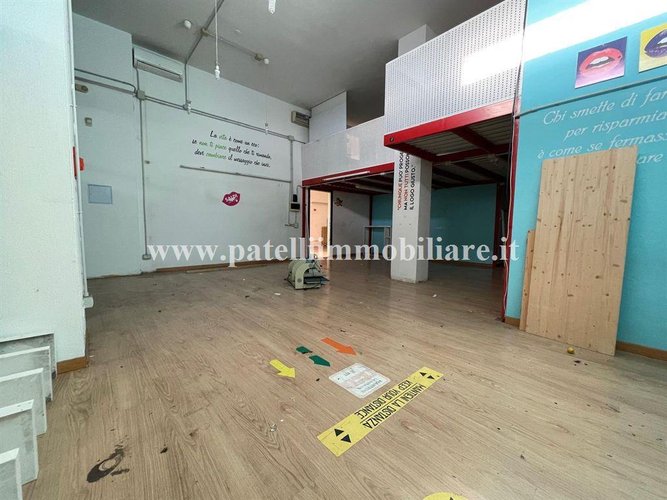 VENDESI NEGOZIO CON TRE VETRINE FRONTE STRADA E VARCO PER AUTO Bergamo