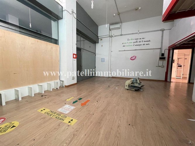 VENDESI NEGOZIO CON TRE VETRINE FRONTE STRADA E VARCO PER AUTO Bergamo