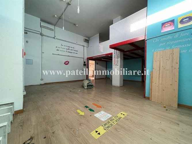 VENDESI NEGOZIO CON TRE VETRINE FRONTE STRADA E VARCO PER AUTO Bergamo