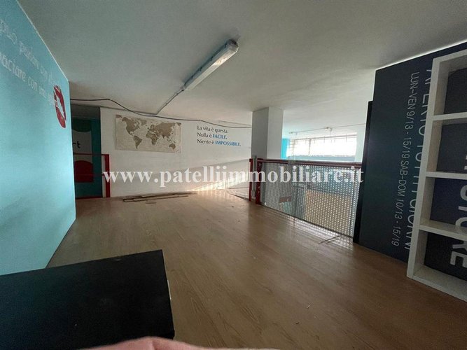 VENDESI NEGOZIO CON TRE VETRINE FRONTE STRADA E VARCO PER AUTO Bergamo