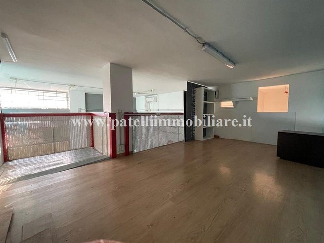 VENDESI NEGOZIO CON TRE VETRINE FRONTE STRADA E VARCO PER AUTO Bergamo