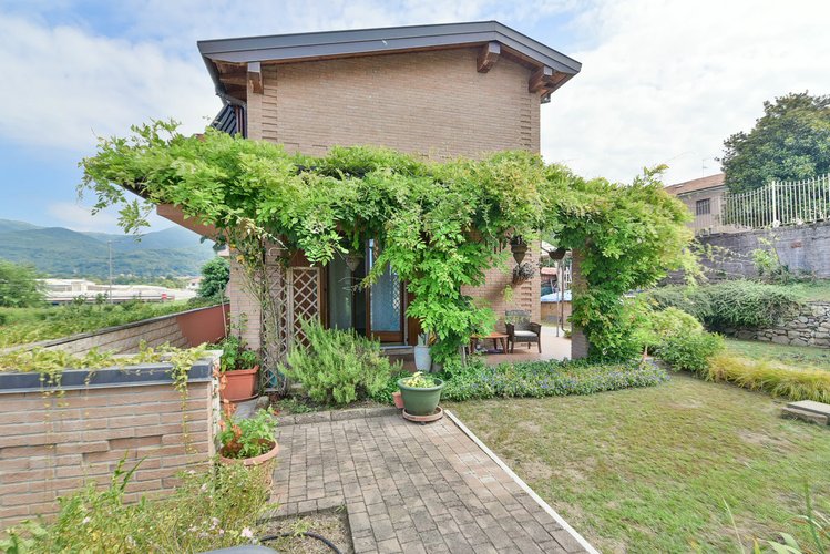 (24.24) Villa - Orsenigo (CO), Via Clara Schumann Orsenigo