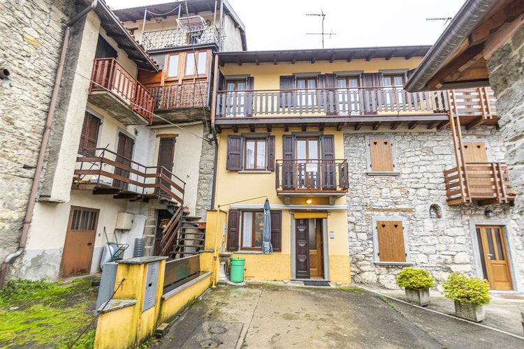 Capizzone ottima porzione di casa storica, tipo villetta a schiera, con cortile privato