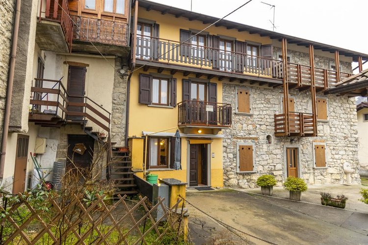 Capizzone ottima porzione di casa storica, tipo villetta a schiera, con cortile privato Capizzone